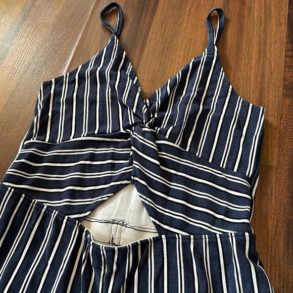 Hollister Peekaboo Striped Jumpsuit Navy/White Cut Out Wide Leg Crop Size Small - Picture 3 of 14